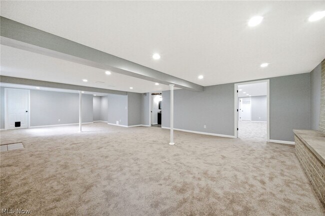Building Photo - 1097 Oak Tree Rd