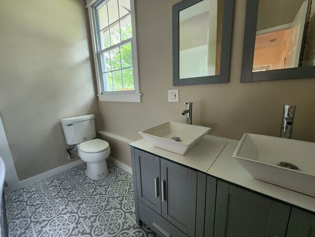 Building Photo - Remodeled home just two minutes from Spring Hill's Main Street!