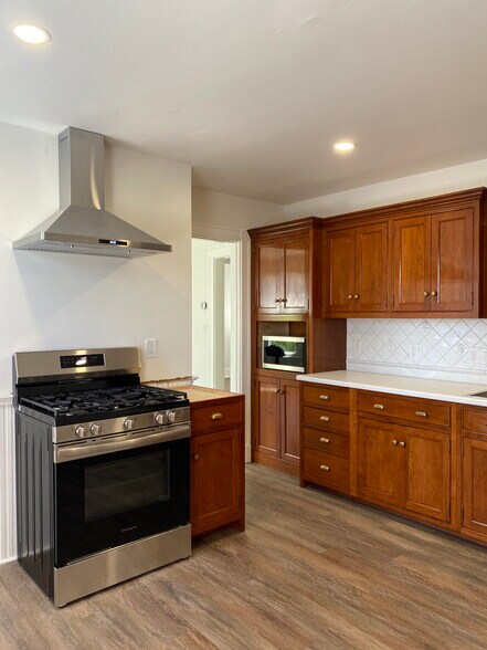 Beautiful kitchen with stainless steel appliances - 162 Circuit Rd