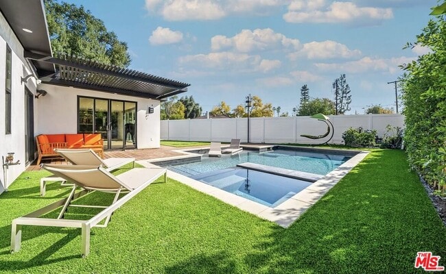 Building Photo - 22616 Oxnard St