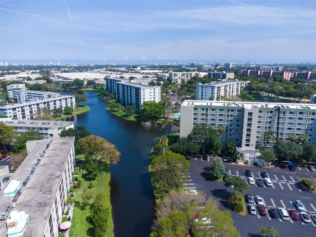 Building Photo - 2240 N Cypress Bend Dr
