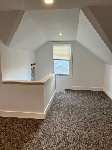 3rd floor stair entry - 17 De Mun Pl