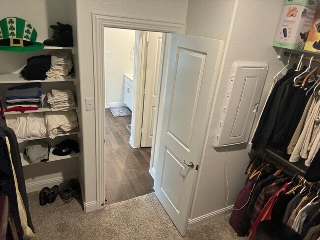 Master Br Closet - 4627 Shivers Ln