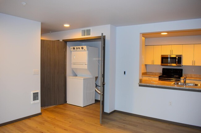 Kitchen and stackable washer and dryer - Holly Ridge