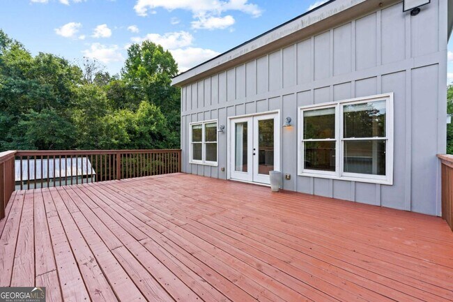 Building Photo - 221 Columbus Dr