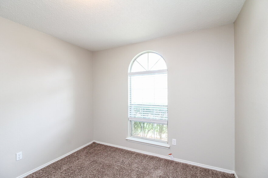 Building Photo - 1040 Glencrest Dr