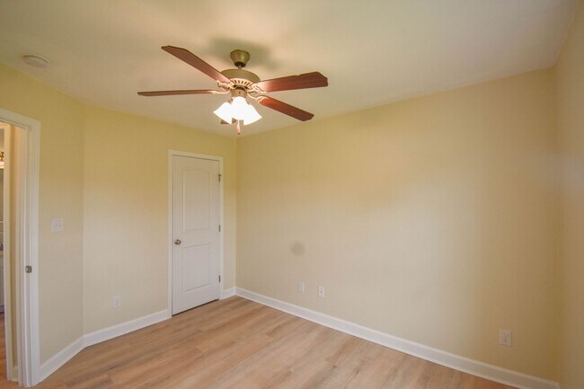 Building Photo - 3 Bedroom 2 Bathroom with Garage