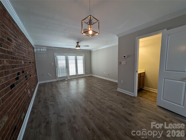 Building Photo - 1215 Green Oaks Ln