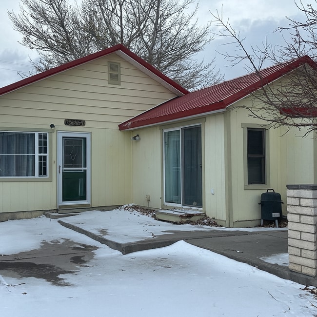 Primary Photo - 724 W State St