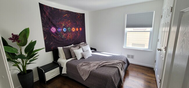 3rd bedroom with queen sized bed - 545 Livingston St