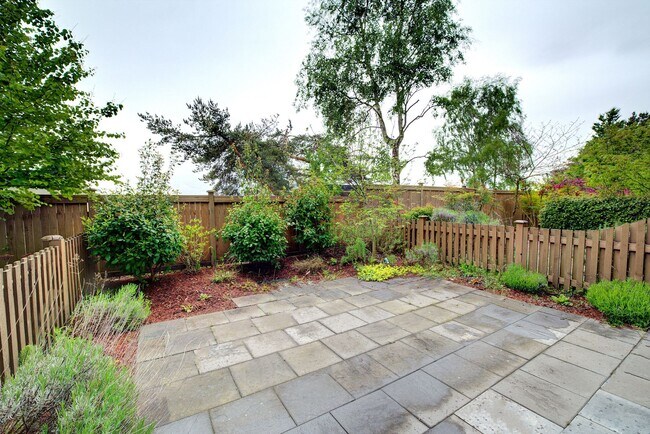 Building Photo - 2bd/2.25ba Seattle Townhome