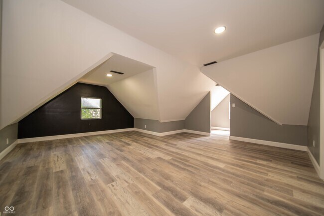 Building Photo - 817 W 5th St