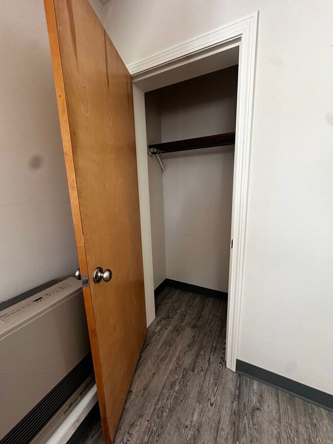 Building Photo - 10 Thompson St