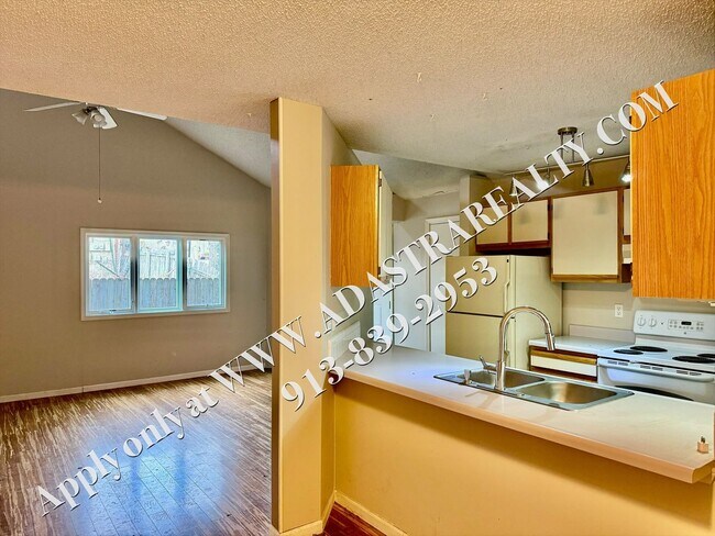 Building Photo - Beautiful 3 Bed 2 Bath Duplex in Lawrence-Available NOW!!