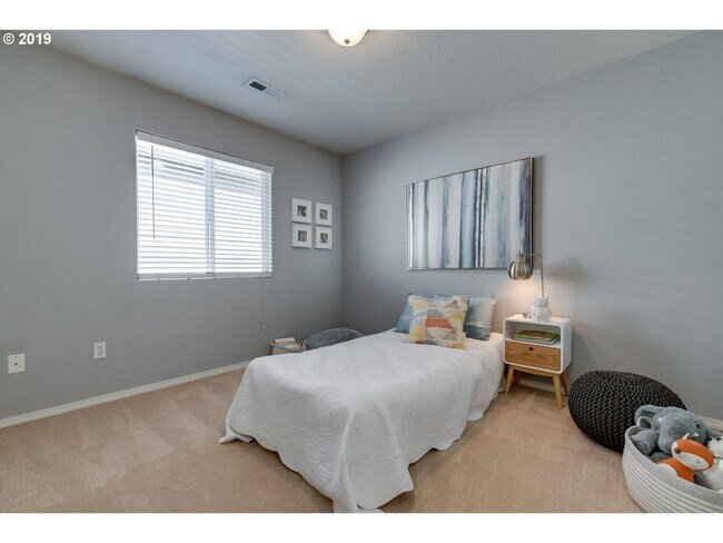 Building Photo - Modern & Move In Ready
