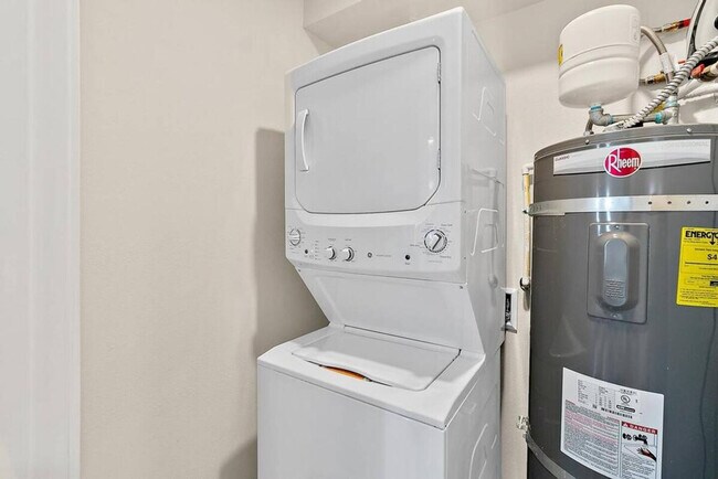 Building Photo - 704 E Wright Ave