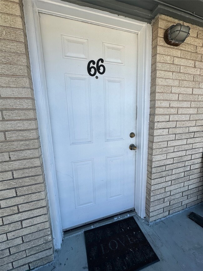 Building Photo - 516 Holiday Dr