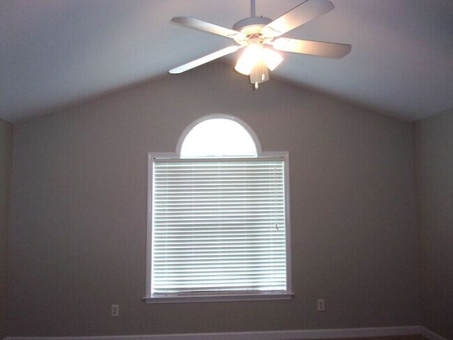 Building Photo - 3 Bedroom 2 Bath Home on over 1 Acre in Yo...