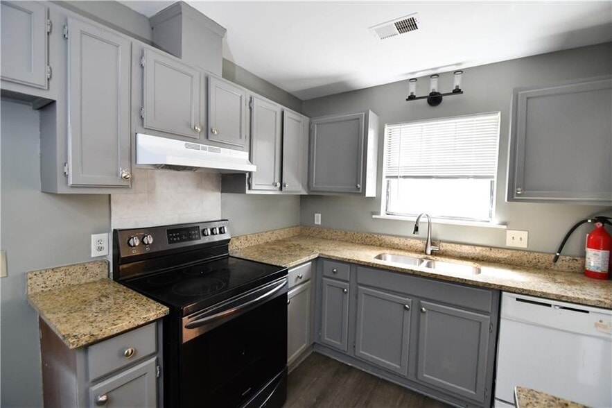 Building Photo - 735 Oak Dr