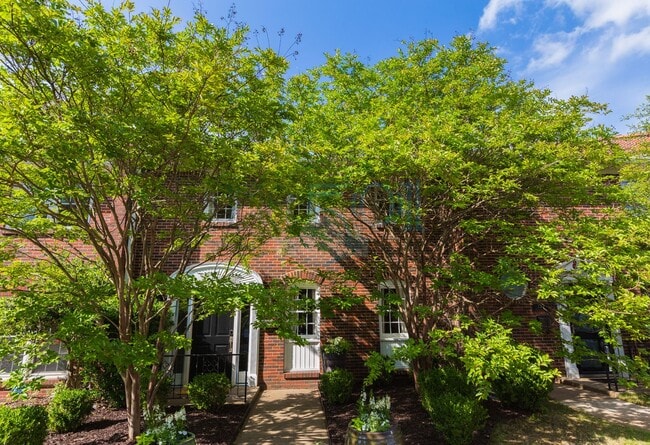 Building Photo - Elegant, updated Pleasant Valley townhome in the heart of WLR