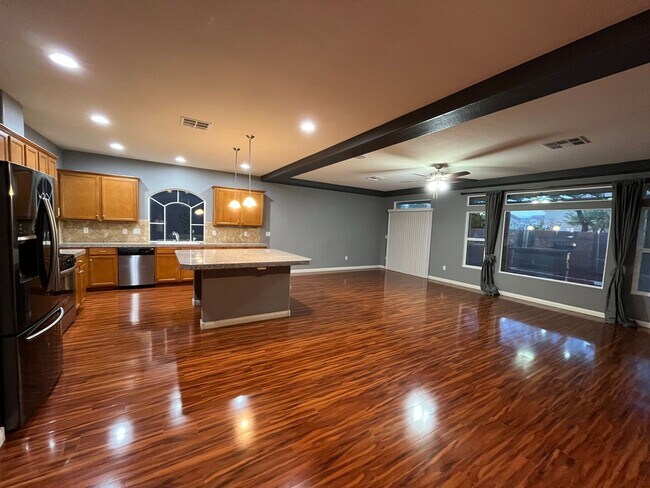 Building Photo - Desirable 4 Bedroom 2.5. Bathroom home in ...