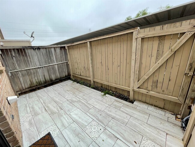 Building Photo - 2120 Wilcrest Dr