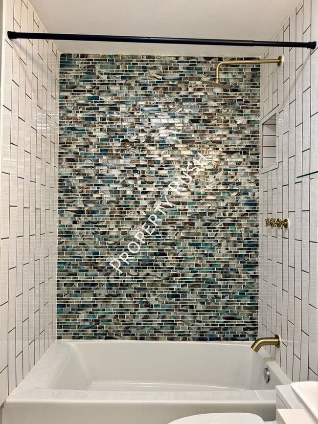 Building Photo - 1110 Fernway Cir