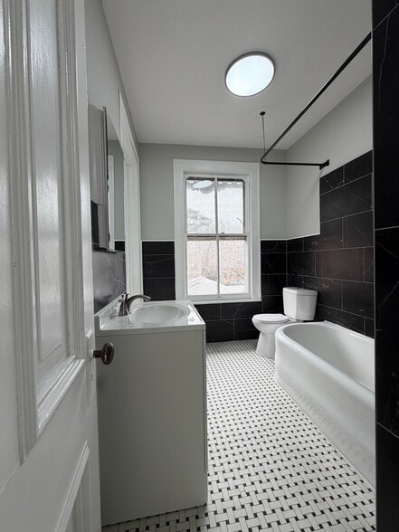 Building Photo - 124 E 7th St