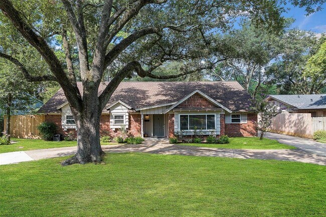 Building Photo - 1615 Maux Dr