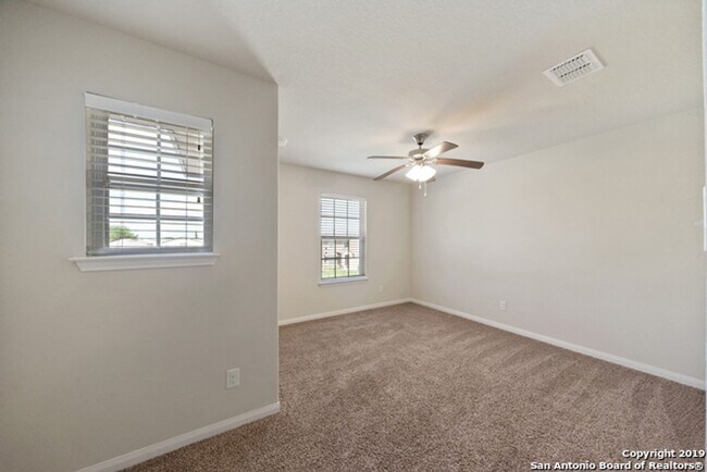 Building Photo - 4 Bedroom/2.5 Bath Mesa Creek Subdivision