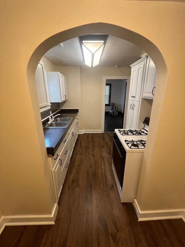 Building Photo - Section 8 Welcomed! 3 br / 1 ba Home for Rent