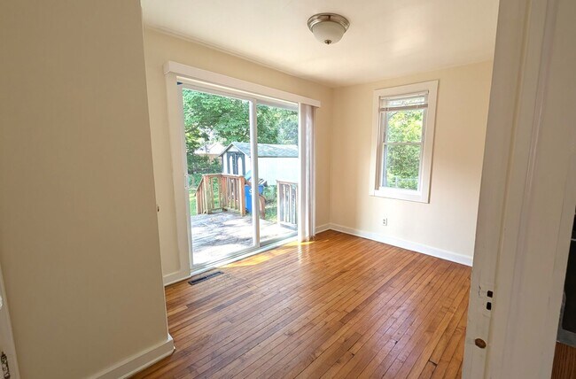 Building Photo - 1-2 bedroom Lakeside home