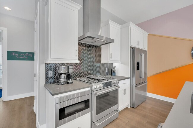 Building Photo - 516 27th Ave N