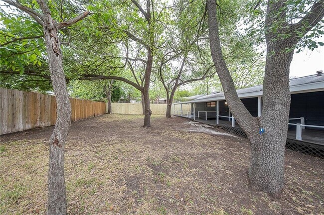 Building Photo - 2406 Glen Springs Way