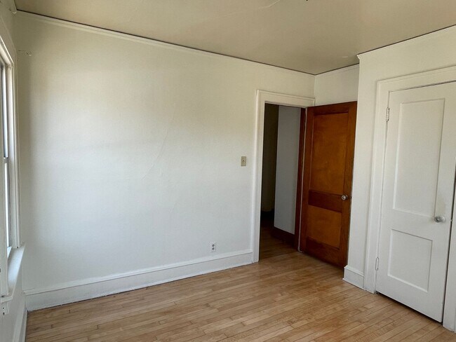 Building Photo - 5911 W Burnham St