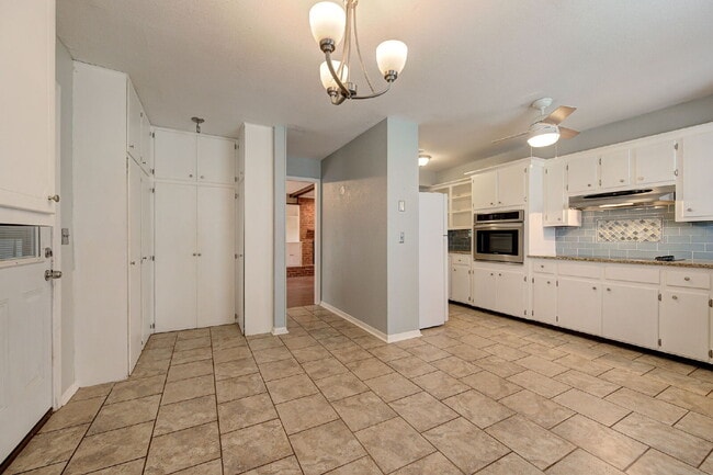 Building Photo - Rollingwood Beauty!