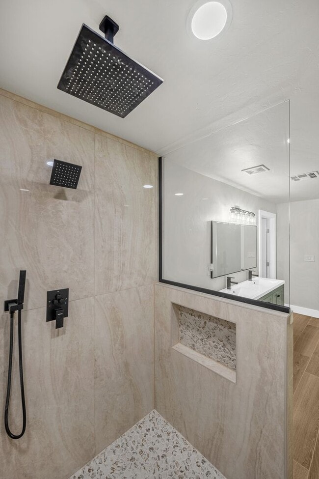 Building Photo - 5 Bedroom