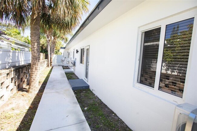 Building Photo - 1112 NE 17th Terrace