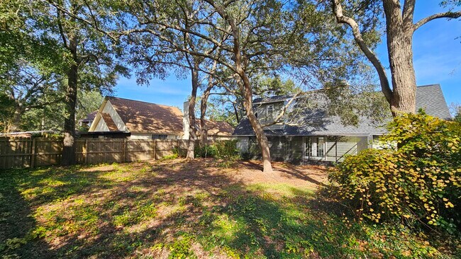 Building Photo - 406 Parkwood Pl