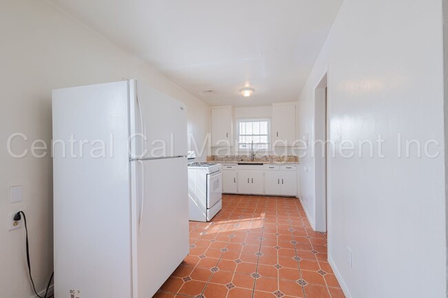Building Photo - 2 Bedroom/1 Bath Home - $1250 per month!