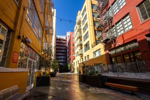 Building Photo - 746 S Los Angeles St