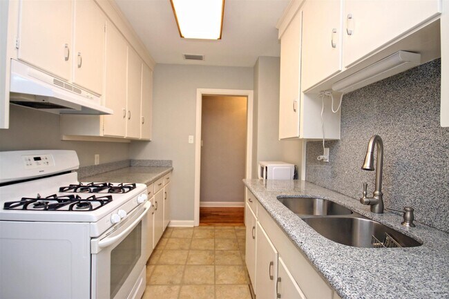 Building Photo - 1221 E Hernandez St