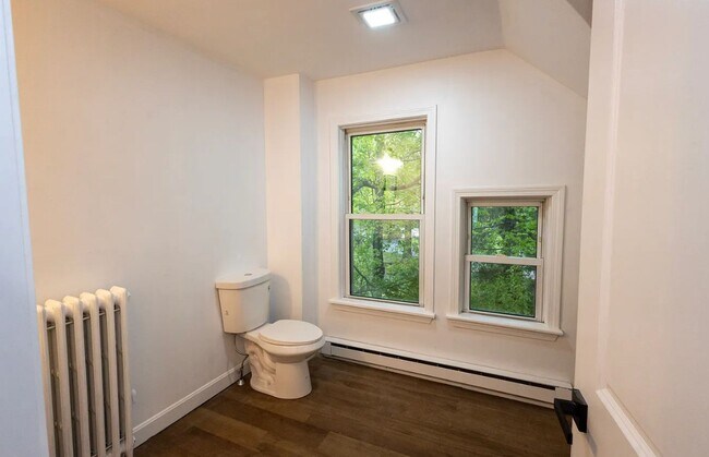 Building Photo - Beautifully renovated home
