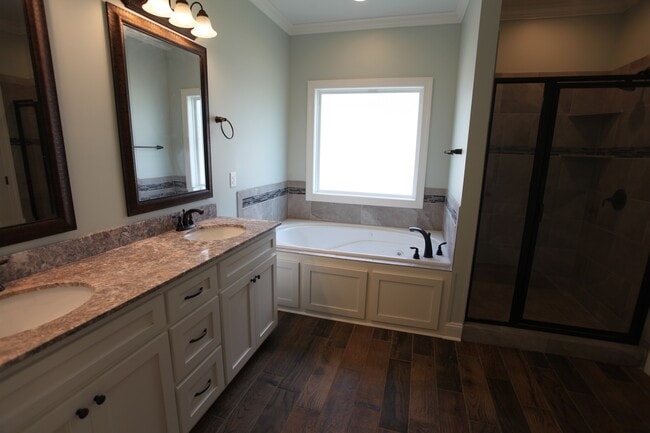 Building Photo - 3Bed/2bath Residential House off of Runningvine!!!