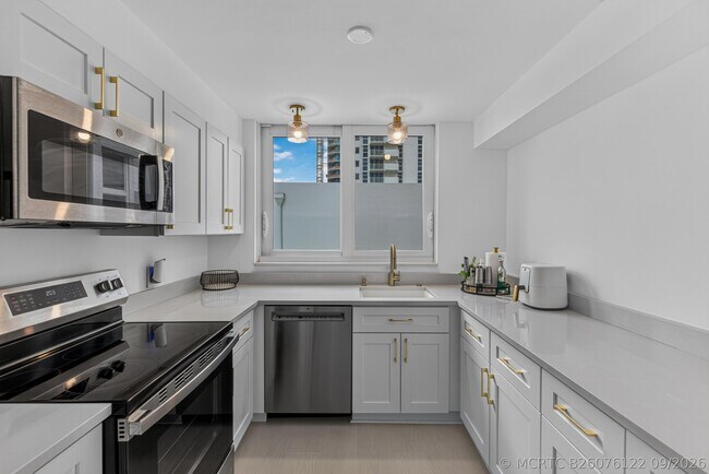 Building Photo - 1370 S Ocean Blvd