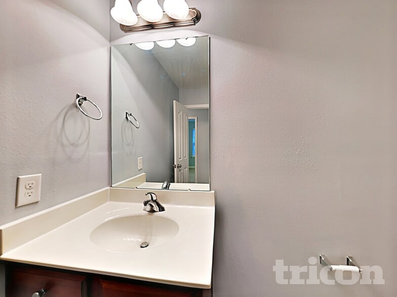 Building Photo - 311 Lind Point Ln