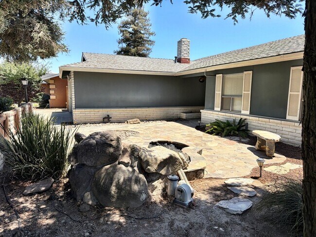 Building Photo - 1335 W Evergreen Ct