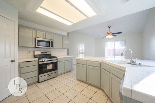 Building Photo - Fresno Westside Home, 3BR/2BA, Built 2002 ...