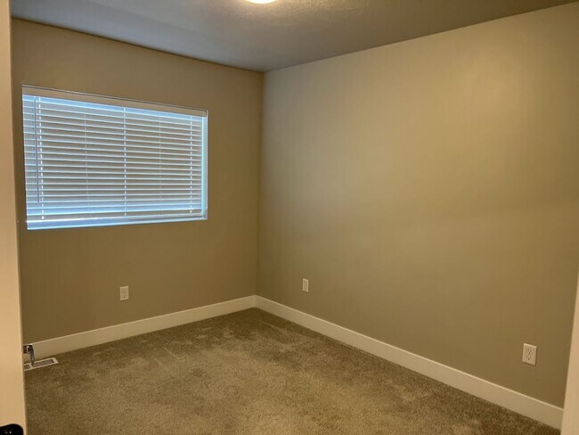 Building Photo - 2086 325 W