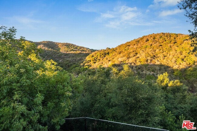 Building Photo - 1445 Vía Cresta